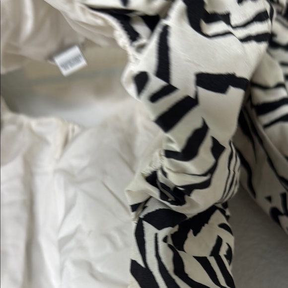 A New Day Black and Cream Ruffled Crop Blouse Size Small - Picture 11 of 13